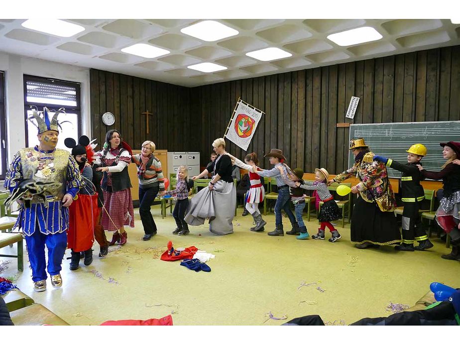 Naumburger Prinzenpaare mit Hofnarren besuchen den Kindergottesdienst (Foto: Karl-Franz Thiede)